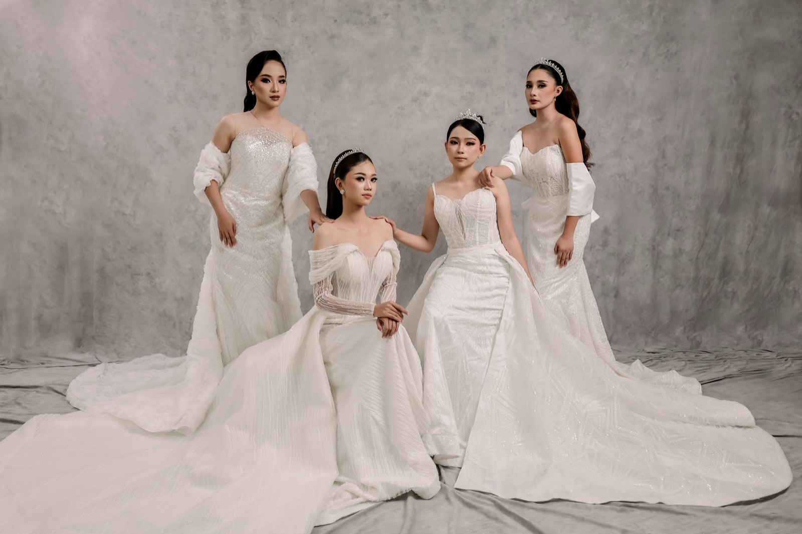 Empat model bergaun pengantin putih berpose bersama