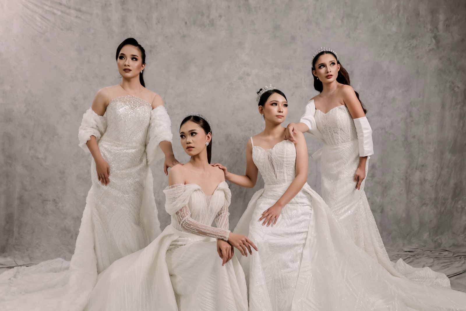 Empat model dengan gaun pengantin putih
