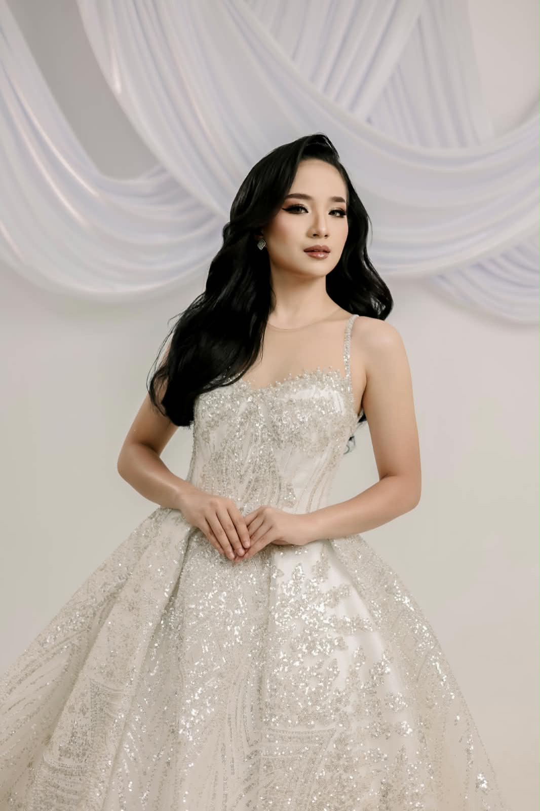 Ball gown bertali tipis dengan taburan payet